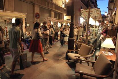 Objetos expuestos que se venden en la calle de Cervantes.