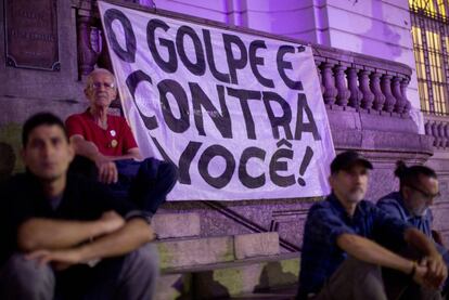 Já no centro do Rio de Janeiro, manifestantes protestavam contra o presidente durante a votação na Câmara em Brasília.