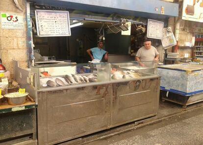 Jerusalén. Pescadería tradicional en el Machne Yehuda, un conjunto de calles y galerías cubiertas que forman el estómago de la Ciudad Santa.