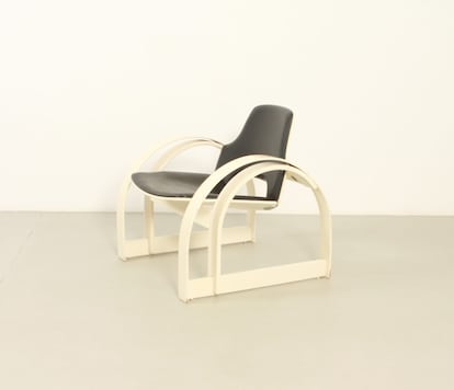 'Kurpilla' armchair designed by Basterretxea in 1968.