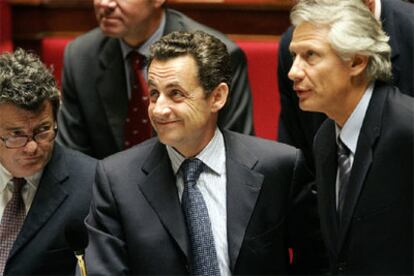 Nicolas Sarkozy, en el centro, charla con Dominique de Villepin, derecha, y Jean-Louis Borloo, en una sesión de la Asamblea Nacional.