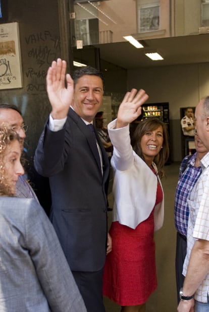 Albiol, a su entrada en el juzgado junto a la líder del PP catalán, Alicia Sánchez-Camacho.