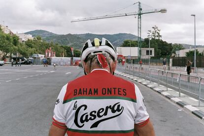 Un ciclista local nostálgico del gran Bahamontes acude a contemplar la salida de etapa en Benicàssim, Castellón