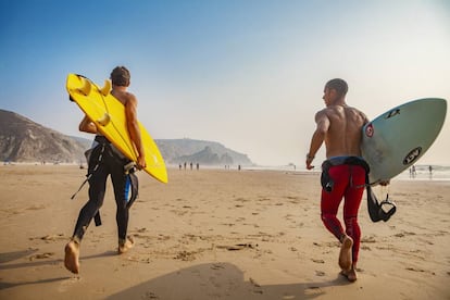 Surfistas en la playa de Carrapateira, en la Costa Vicentina, al suroeste de Portugal.