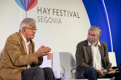 El historiador británico Antony Beevor y el escritor Antonio Muñoz Molina en el Hay Festival de Segovia.