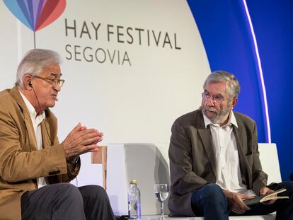 El historiador británico Antony Beevor y el escritor Antonio Muñoz Molina en el Hay Festival de Segovia.