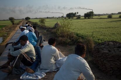 Las ladrilleras son casi un icono en India. Pese a que algunas han reducido emisiones son una fuente preocupante de contaminación. Por otro lado, las tortas de excremento vacuno son el combustible de muchas cocinas campesinas.