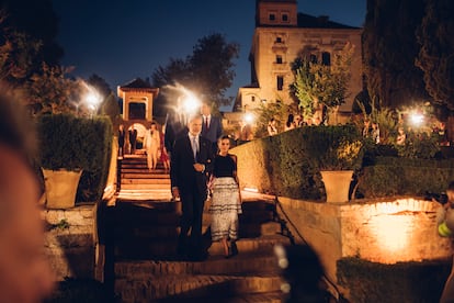 Los Reyes llegan a los jardines del Partal, en la Alhambra de Granada, como anfitriones de los asistentes al Consejo Europeo y la Cumbre de la Comunidad Política Europea, el pasado 5 de octubre, dentro de la Presidencia española del Consejo de la UE.