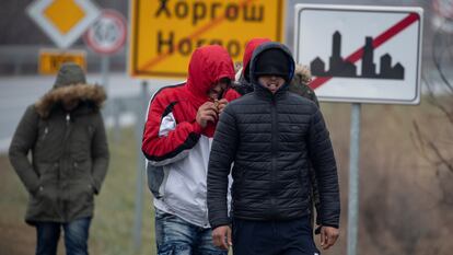 Migrantes atraviesan la localidad de Horgos (Serbia), en la frontera serbiohúngara, el pasado enero.