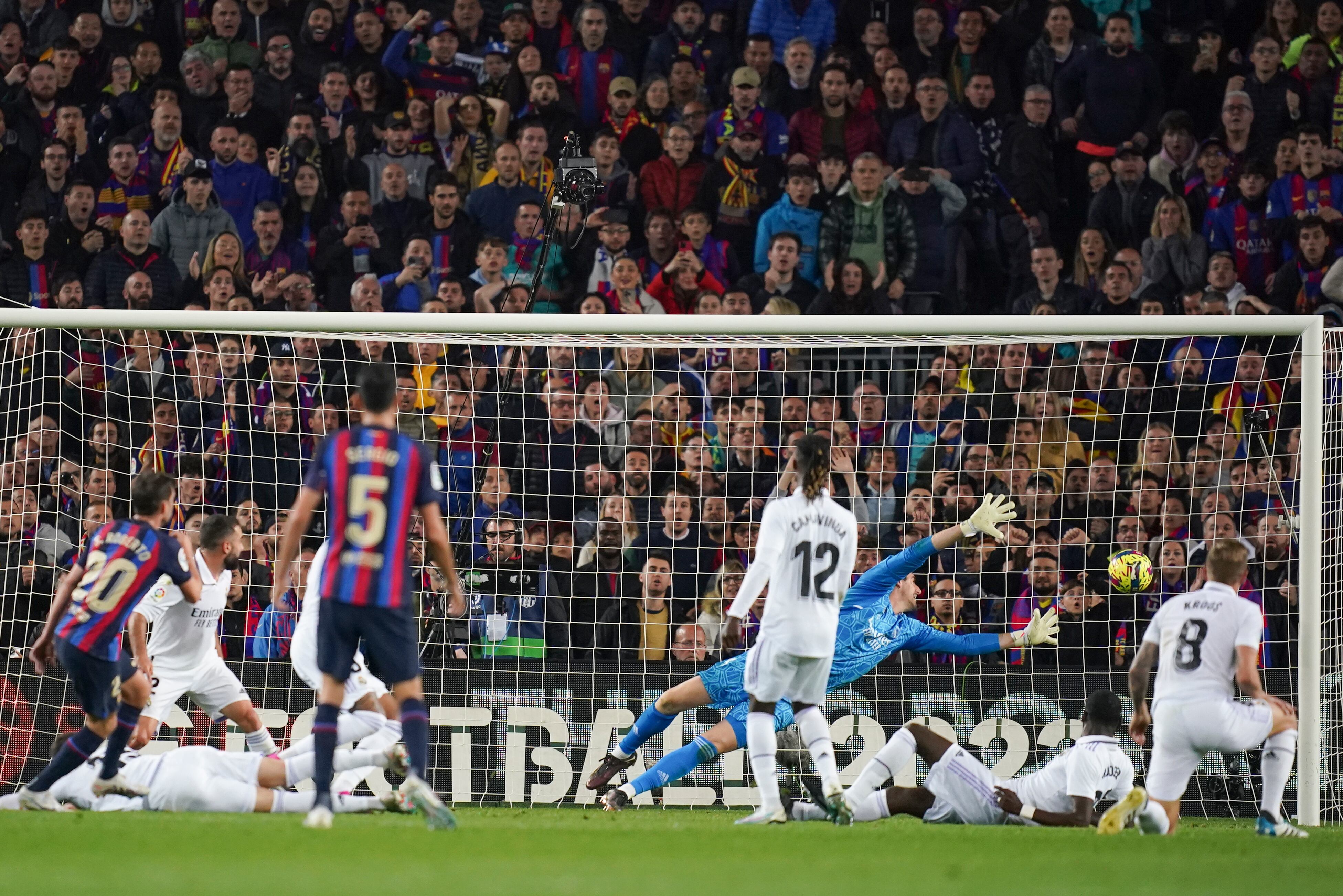 Sergi Roberto marca el primer gol del Barcelona.