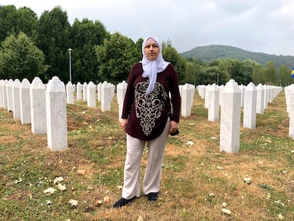 Mirzeta Karic, ante las tumbas del cementerio de Srebrenica-Potocari, donde yacen los restos de su tío y su padre, este miércoles 9 de julio de 2025. 