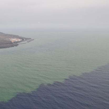 La mancha originada por la erupción submarina rodea la isla de El Hierro.