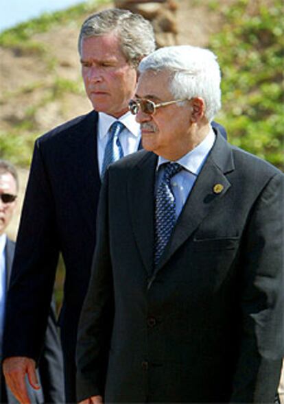 Bush y Abu Mazen caminan juntos durante la cumbre de Sharm el Sheij.