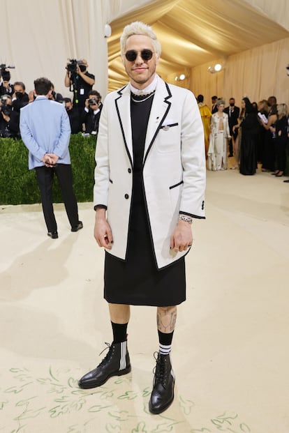 El cómico de Saturday Night Live, Pete Davidson, con conjunto de Thom Browne.