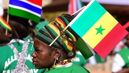 Una mujer con la bandera de Senegal en la reciente inauguración del puente Farafenni, que une el norte y el sur del país.