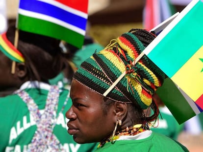 Una mujer con la bandera de Senegal en la reciente inauguración del puente Farafenni, que une el norte y el sur del país.