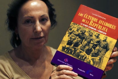 Carmen Calvo Jung, con su libro <i>Los últimos aviadores de la República</i>.