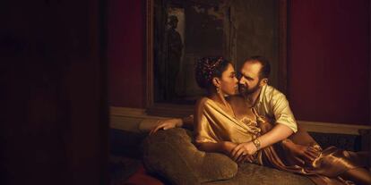 Sophie Okonedo y Ralph Fiennes en Marco Antonio y Cleopatra.