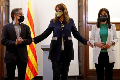 La presidenta del Parlament, Laura Borràs (en el centro), acompañada de la portavoz de ERC, Marta Vilalta, y el diputado Josep Maria Jové, durante la ronda de consultas, este miércoles.