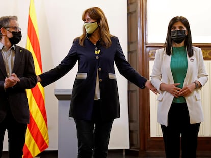La presidenta del Parlament, Laura Borràs (en el centro), acompañada de la portavoz de ERC, Marta Vilalta, y el diputado Josep Maria Jové, durante la ronda de consultas, este miércoles.