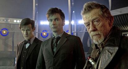 Los actores Matt Smith, David Tennant y John Hurt, en el set de rodaje del capítulo especial.