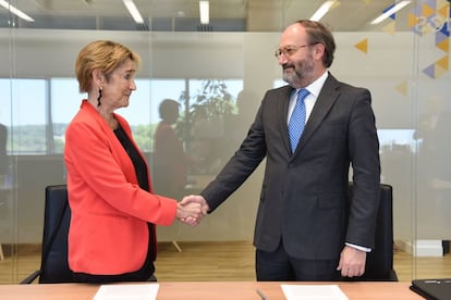 La presidenta del Consejo General de la Abogacía Española (CGAE), Victoria Ortega, y el vicepresidente del Consejo General del Notariado (CGN), Raimundo Fortuñy.