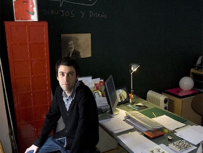 El dibujante de cómic Juanjo Sáez, en su pequeño estudio en el barrio del Raval barcelonés.