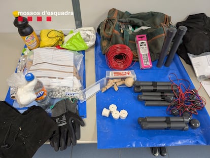 Artefactos explosivos de fabricación casera hallados a un detenido en La Seu d'Urgell.