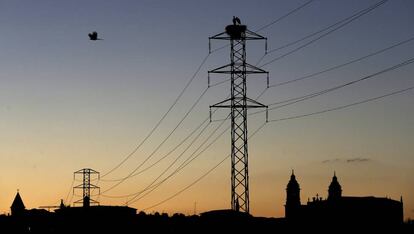 Tendido eléctrico cercano a la catedral de Pamplona.