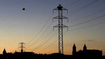 Tendido el&eacute;ctrico cercano a la catedral de Pamplona. 