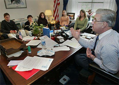 El congresista John Peterson explica a un grupo de estudiantes el pasado mes de enero, en el Capitolio, el plan de análisis de drogas en los colegios.