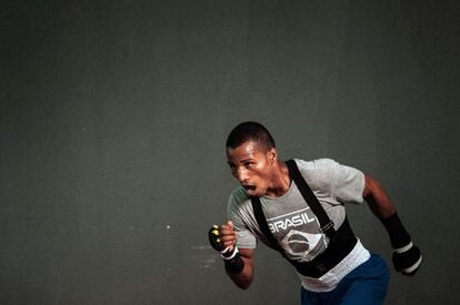 Un boxeador en la sesión de entrenamiento para Brasil y Colombia, en las instalaciones olímpicas de Río de Janeiro (Brasil).