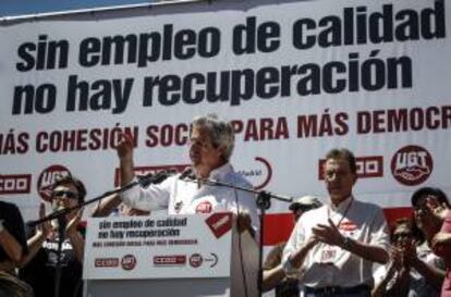 El secretario general de UGT Madrid, José Ricardo Martínez, durante su intervención al finalizar la manifestación convocada por los sindicatos, que bajo el lema "Sin empleo de calidad no hay recuperación. Más cohesión social para más democracia" ha recorrido las calles de la capital con motivo del Primero de Mayo.