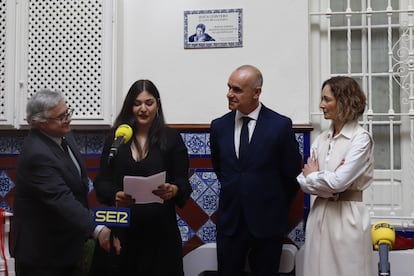 El director de la cadena Ser en Andalucía, Antonio Yélamo, Andrea Quintero, el alcalde de Sevilla, Antonio Muñoz, y la viuda de Jesús Quintero, María, junto al azulejo en homenaje al comunicador que le ha ofrecido Radio Sevilla.