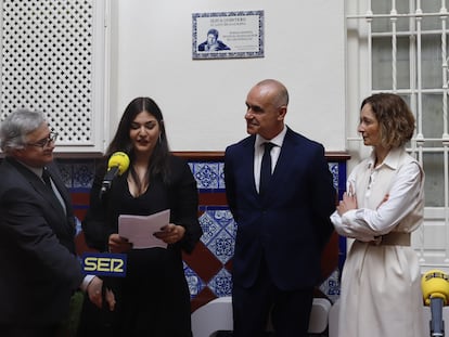 El director de la cadena Ser en Andalucía, Antonio Yélamo, Andrea Quintero, el alcalde de Sevilla, Antonio Muñoz, y la viuda de Jesús Quintero, María, junto al azulejo en homenaje al comunicador que le ha ofrecido Radio Sevilla.