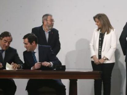 Los m&aacute;ximos l&iacute;deres patronales y sindicales junto al presidente del Gobierno, Mariano Rajoy, y la ministra de Empleo, F&aacute;tima B&aacute;&ntilde;ez, durante la firma del &uacute;ltimo acuerdo sobre medidas para activar el mercado laboral.