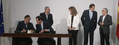 Los m&aacute;ximos l&iacute;deres patronales y sindicales junto al presidente del Gobierno, Mariano Rajoy, y la ministra de Empleo, F&aacute;tima B&aacute;&ntilde;ez, durante la firma del &uacute;ltimo acuerdo sobre medidas para activar el mercado laboral.