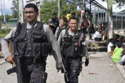 Policías indonesios patrullan cerca del puesto de seguridad de la mina de cobre que la compañía estadounidense Freeport tiene en Timika, en la región de Papúa (Indonesia) hoy.