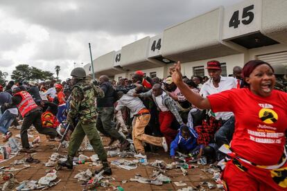 DAI01. NAIROBI (KENIA), 28/11/2017.- Policía carga contra una multitud que intenta irrumpir en el estadio a donde el presidente electo Uhuru Kenyatta está a punto de llegar para asistir a su ceremonia de investidura en Nairobi (Kenia) hoy, 28 de noviembre de 2017. Uhuru Kenyatta prometió hoy gobernar para "todos los kenianos" y trabajar con los líderes de otros partidos para garantizar la unidad de los ciudadanos, en su primer discurso tras ser investido presidente de Kenia para una segunda legislatura. EFE/ Dai Kurokawa