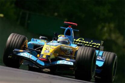 Fernando Alonso, en su coche durante la tercera sesión de entrenamiento para el Gran Premio de San Marino.