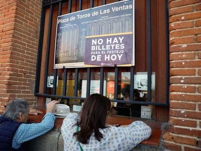 Cartel de 'no hay billetes', el más repetido durante la Feria de San Isidro.