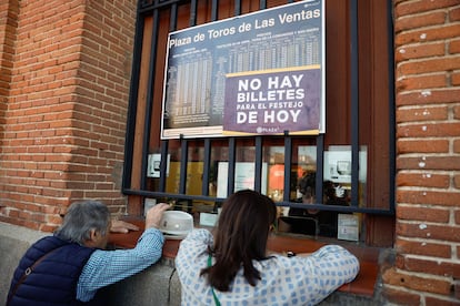 Cartel de 'no hay billetes', durante la última edición de la madrileña Feria de San Isidro.