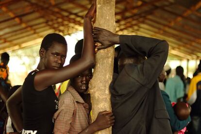 Los refugiados sursudaneses asisten al centro de registros de ACNUR, donde esperan que les asignen una tierra en el campamento de Nyumanzi (Uganda).