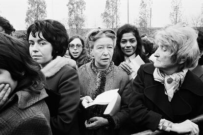 Simone de Beauvoir en 1972 en el proceso de Bobigny, en el que se juzgaba a una menor de 16 años violada por haber abortado.