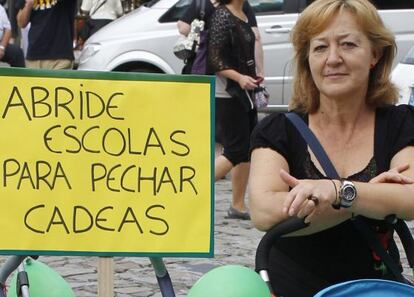 Maribel, una abuela de O Incio, apoyada en el carrito de su nieto antes de la manifestación. 