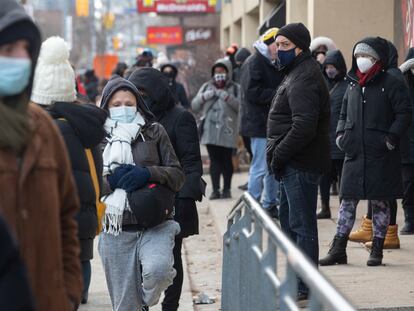 Varias personas esperan para practicarse una prueba PCR en local de Toronto, el pasado 22 de diciembre.