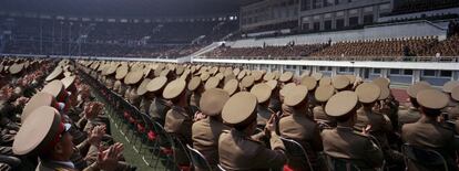 14 de abril del 2012, militares aplauden a los líderes del país, entre ellos Kim Jong, durante una reunión de masas convocada por el partido gobernante de Corea del Norte.