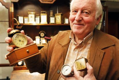 Ángel Manuel García, dueño de la Antigua Relojería en la calle de la Sal, muestra algunas piezas de su colección.