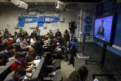 Vista general de la sala de prensa, durante la intervención hoy del presidente del Gobierno, Mariano Rajoy, en la reunión extraordinaria del Comité Ejecutivo Nacional del PP, para abordar la conmoción que han provocado las informaciones publicadas acerca de supuestos pagos ocultos a dirigentes populares