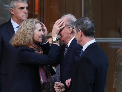 El saludo de la infanta Elena y el rey Juan Carlos, el miércoles, a su salida de un restaurante en Madrid por la celebración del 60º cumpleaños de la infanta.